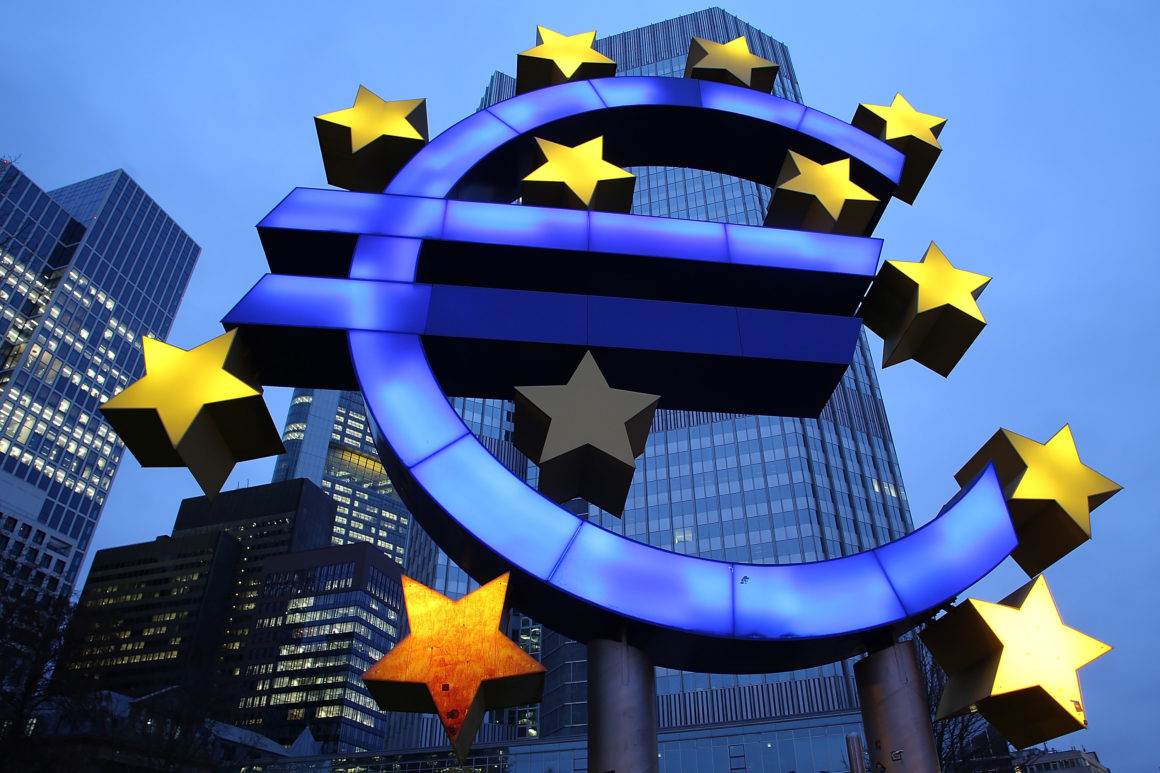 Giảm tốc độ mua trái phiếu đẩy euro tăng lên