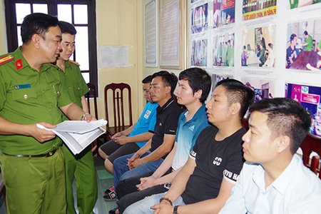 Công an tiến hành thu giữ các tang vật có liên quan đến vụ án